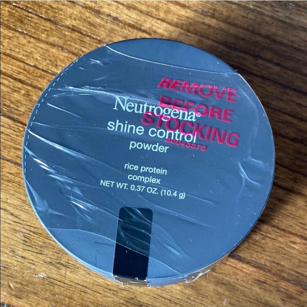 NWT 2 Compacts Neutrogena Shine Control Powder Rice
Protein Complex Matte Finish